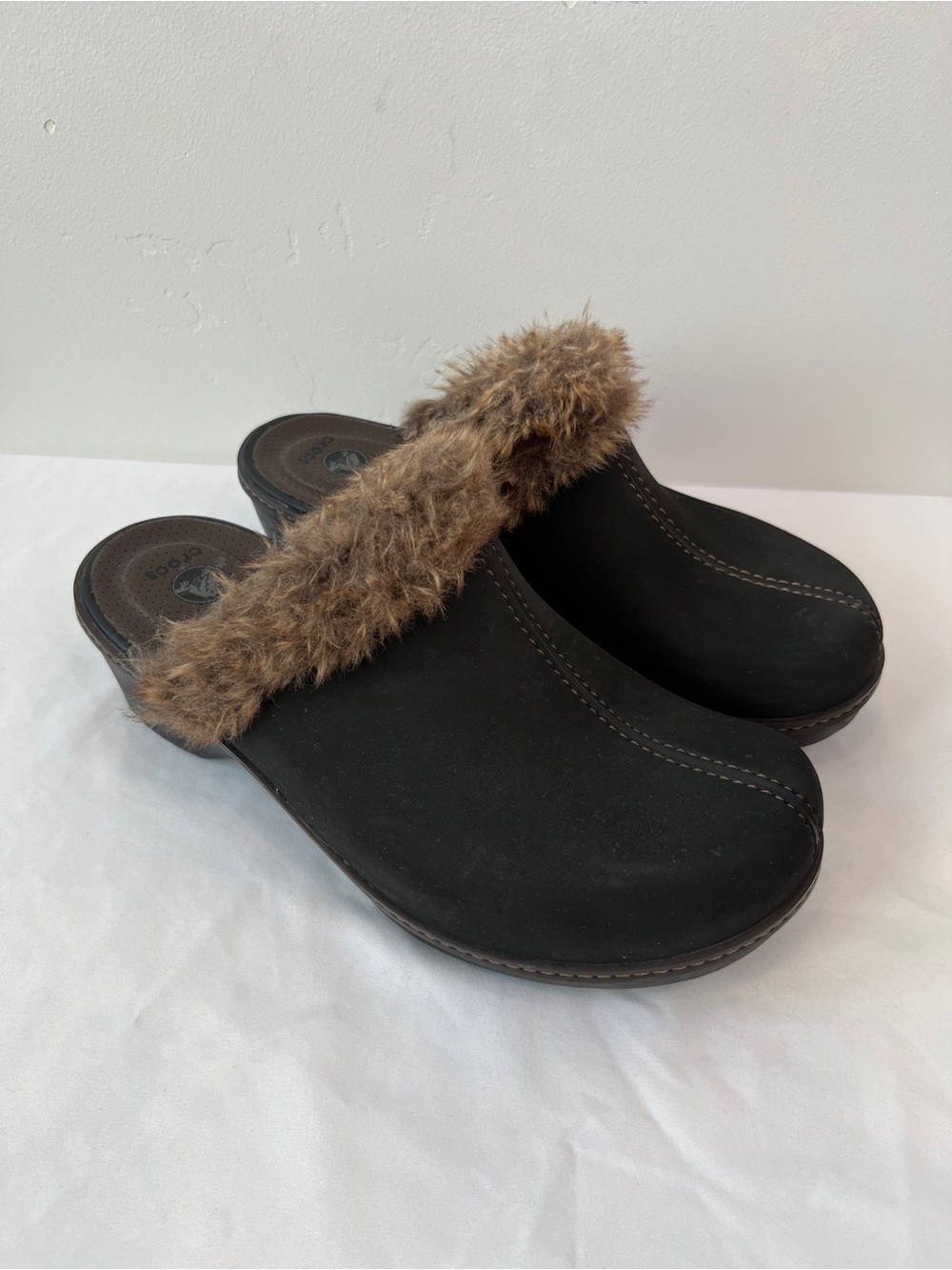 Crocs Cobbler Fuzz Black Leather Look Clogs Faux Fur Trim Mules Womens Size W11
